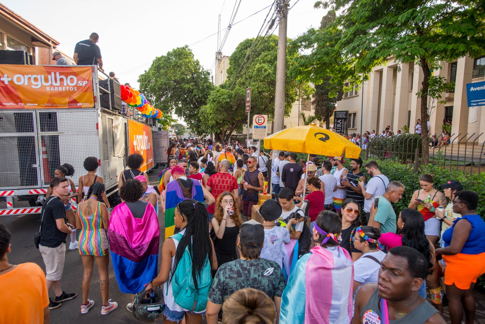 1ª Parada do Orgulho LGBTQIA+  de Barretos reúne cerca de mil pessoas