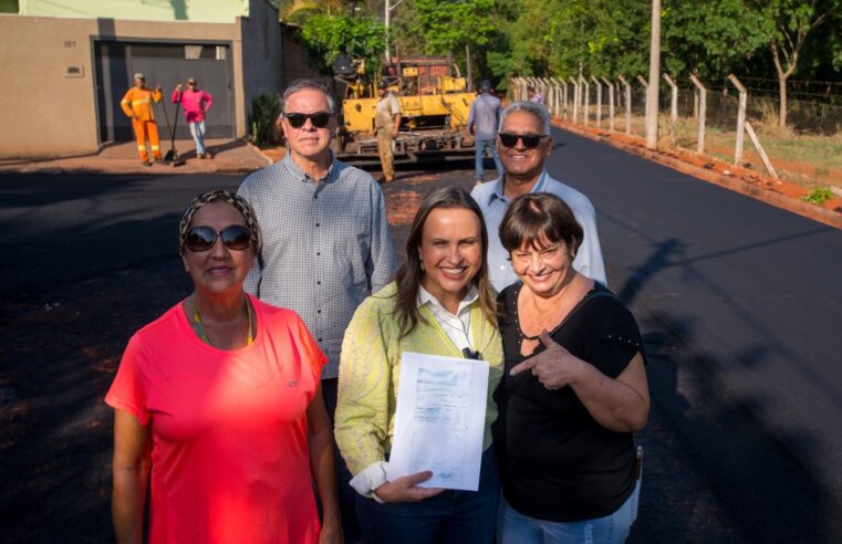 Prefeita realiza visita técnica às obras de abertura do calçadão e de asfalto em bairro