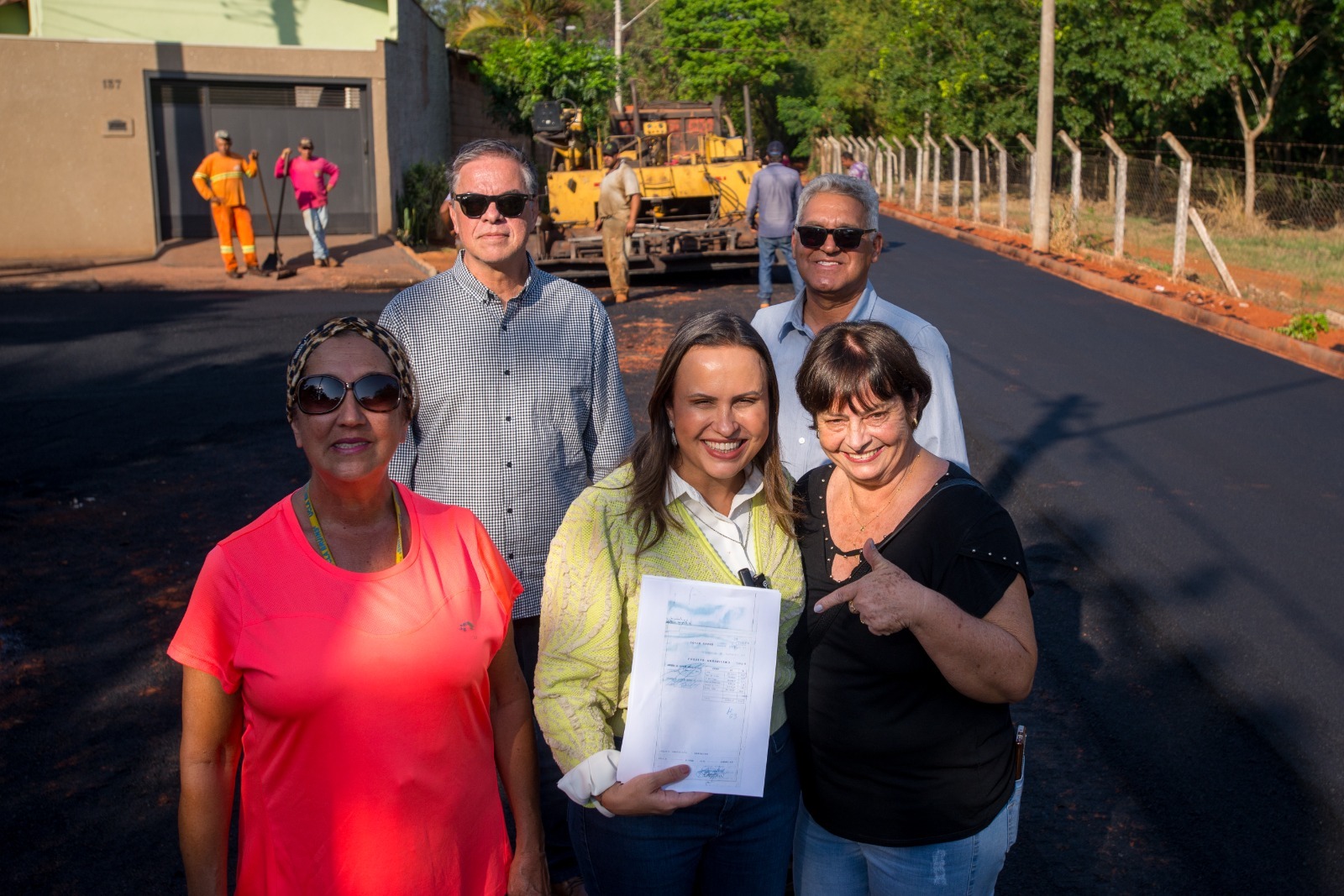 Prefeita realiza visita técnica às obras de abertura do calçadão e de asfalto em bairro