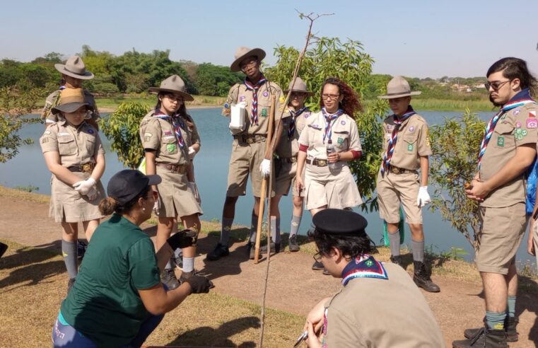 Escoteiros participam de atividades do Projeto Vida Mais Verde