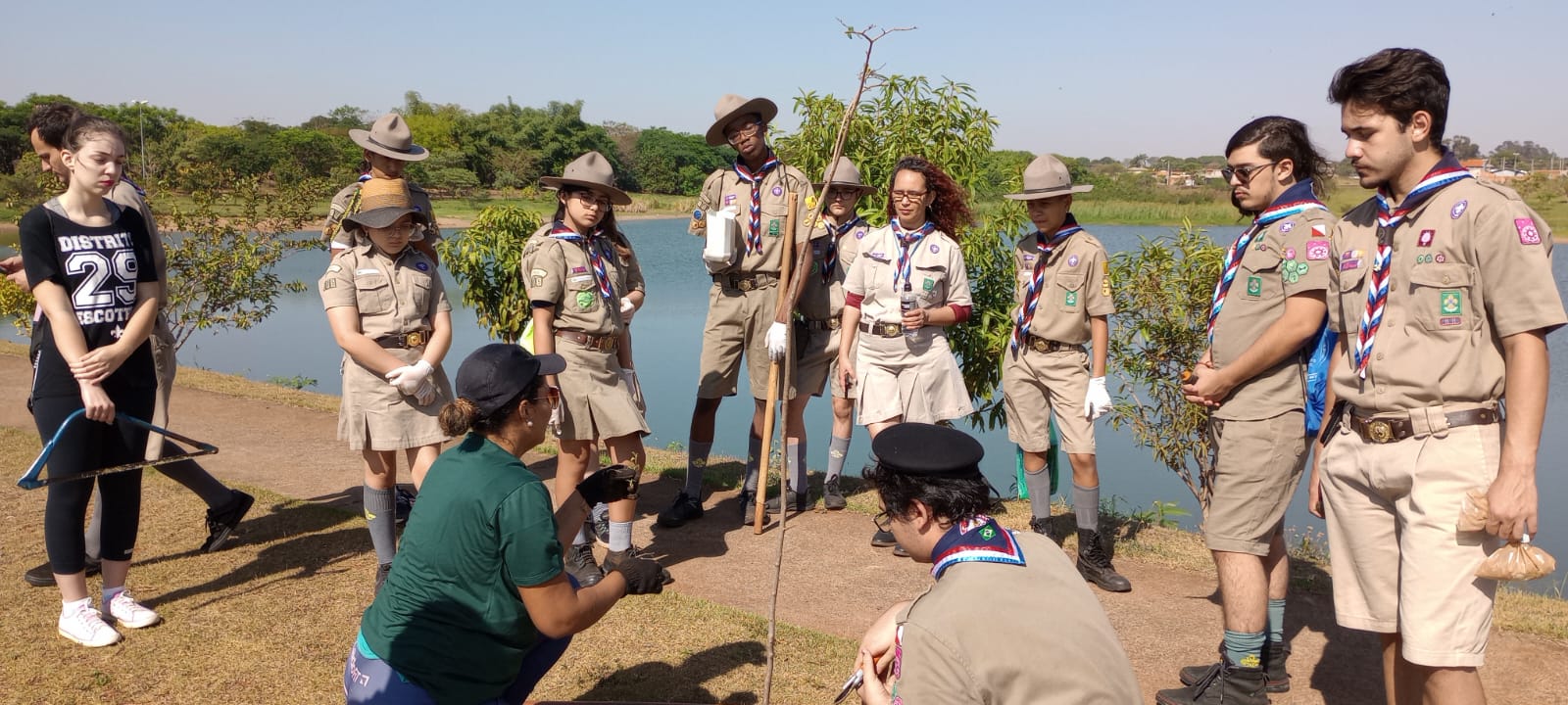 Escoteiros participam de atividades do Projeto Vida Mais Verde