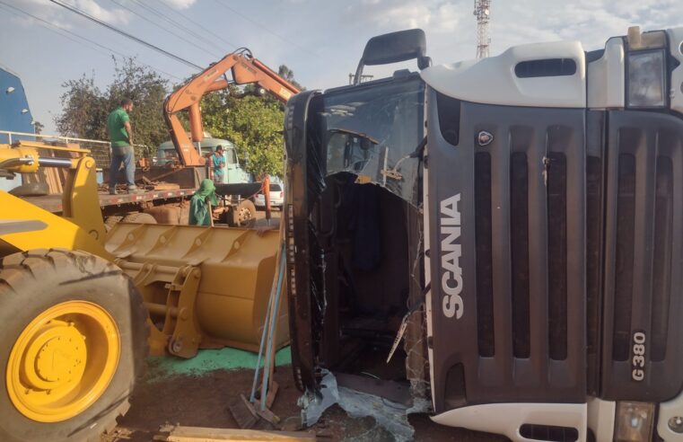 Caminhão carregado com 35 toneladas de Ureia tomba em acesso a rodovia