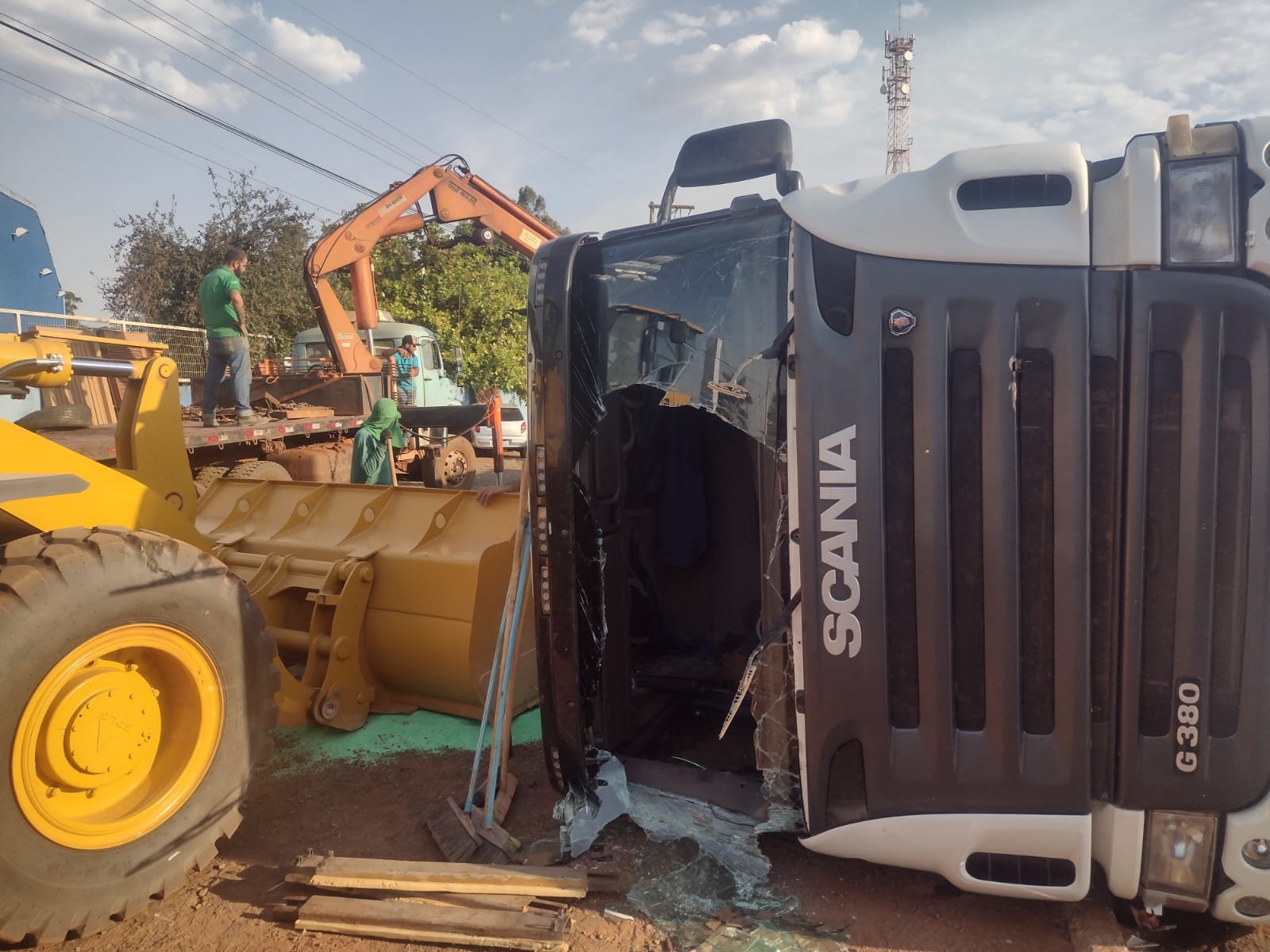 Caminhão carregado com 35 toneladas de Ureia tomba em acesso a rodovia