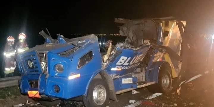 Assaltantes explodem carro-forte na Rodovia Anhanguera, em Limeira