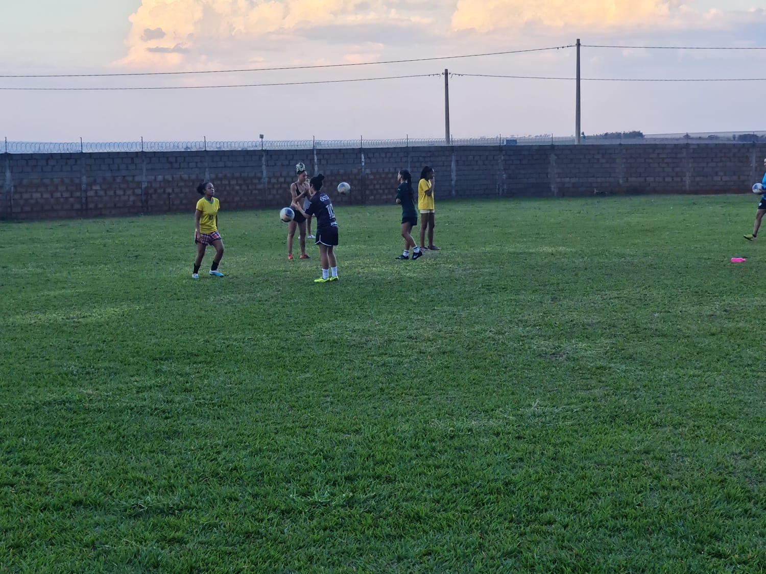 Instituto O Amor lança Escolinha de Futebol Feminino no Leda Amêndola