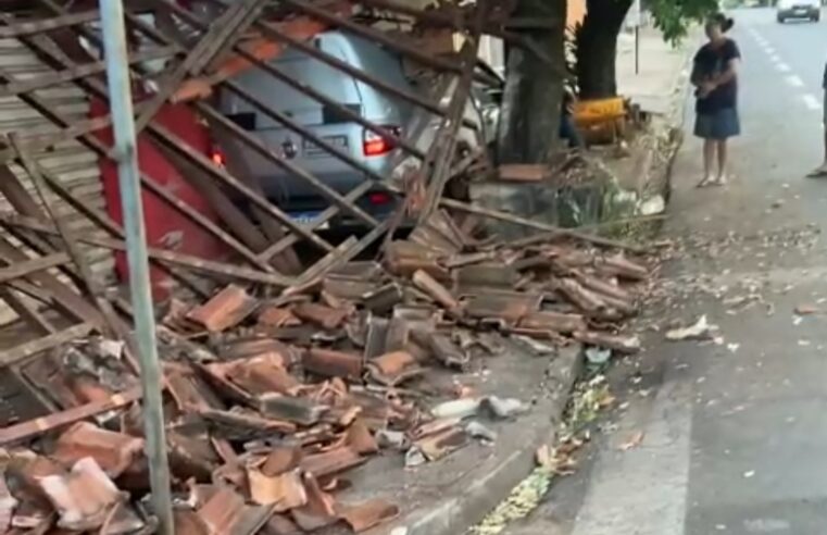 Carro colide em cobertura de bar no centro de Barretos