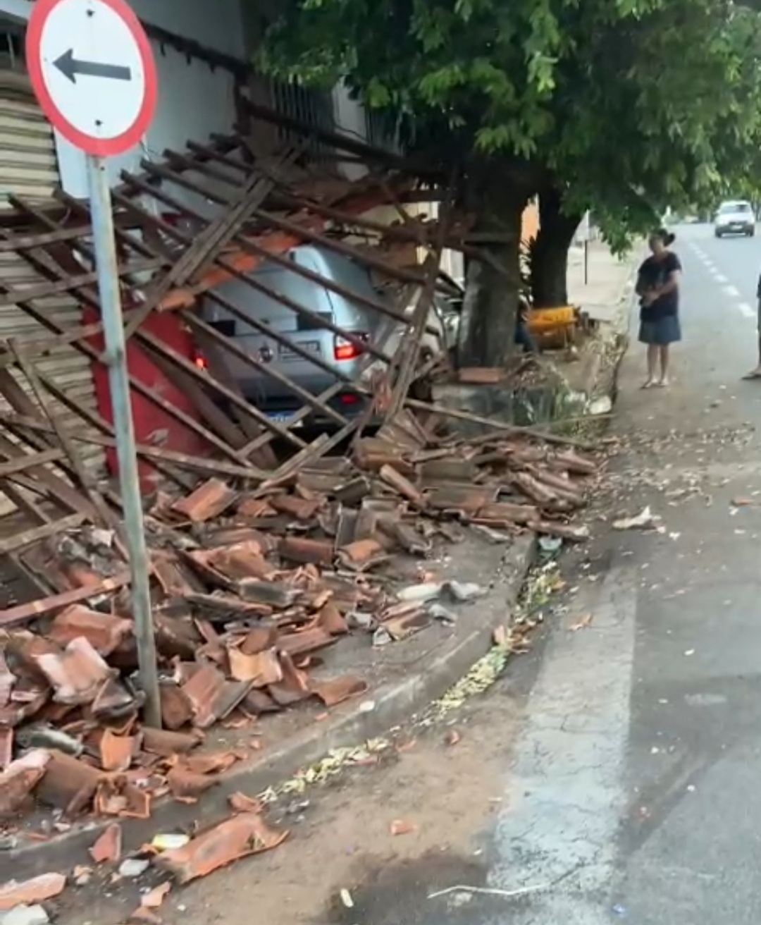 Carro colide em cobertura de bar no centro de Barretos