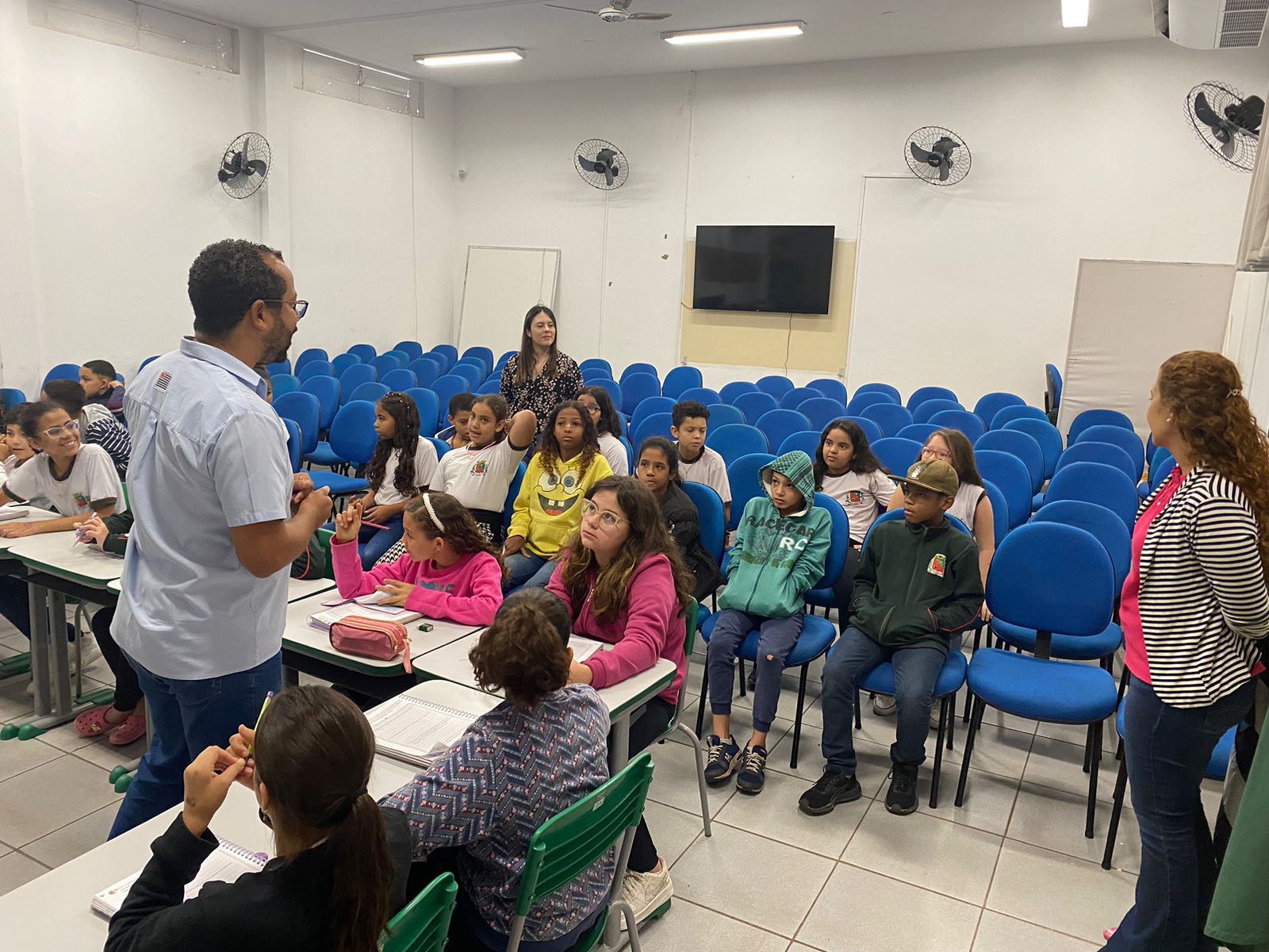 Hidrografia é tema de palestra ministra por agrônomos em escola