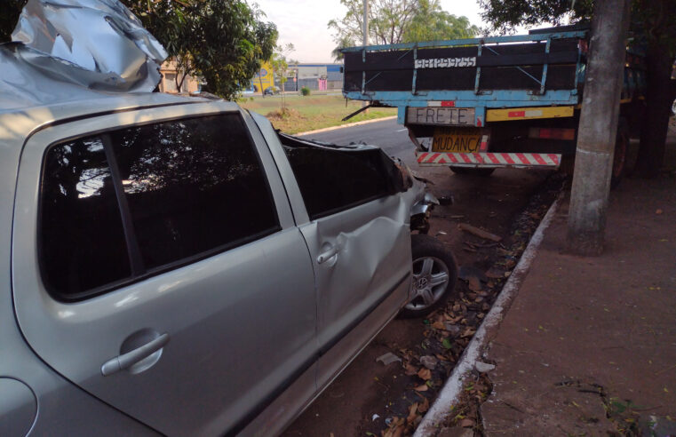 Acidente envolve carro e caminhão na avenida Antonio  Frederico Ozanan