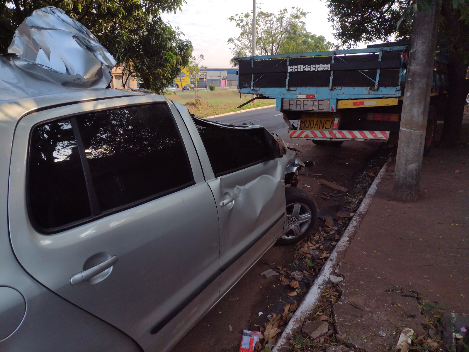 Acidente envolve carro e caminhão na avenida Antonio  Frederico Ozanan