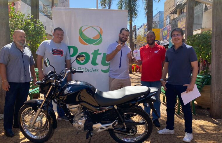 ACIB, Sincomercio, Os Independentes, Água Levity entregam moto sorteada durante a Festa do Peão