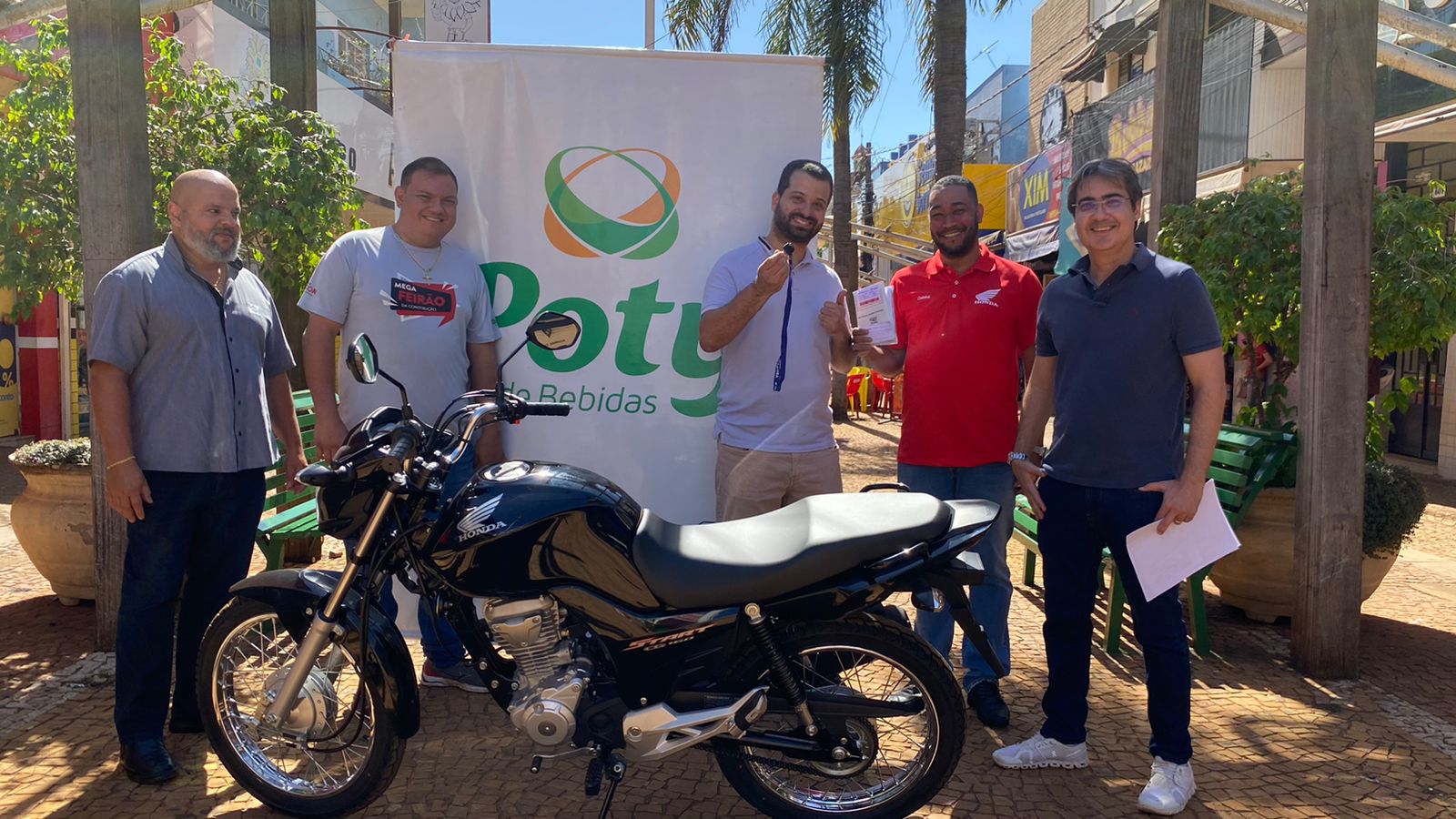 ACIB, Sincomercio, Os Independentes, Água Levity entregam moto sorteada durante a Festa do Peão