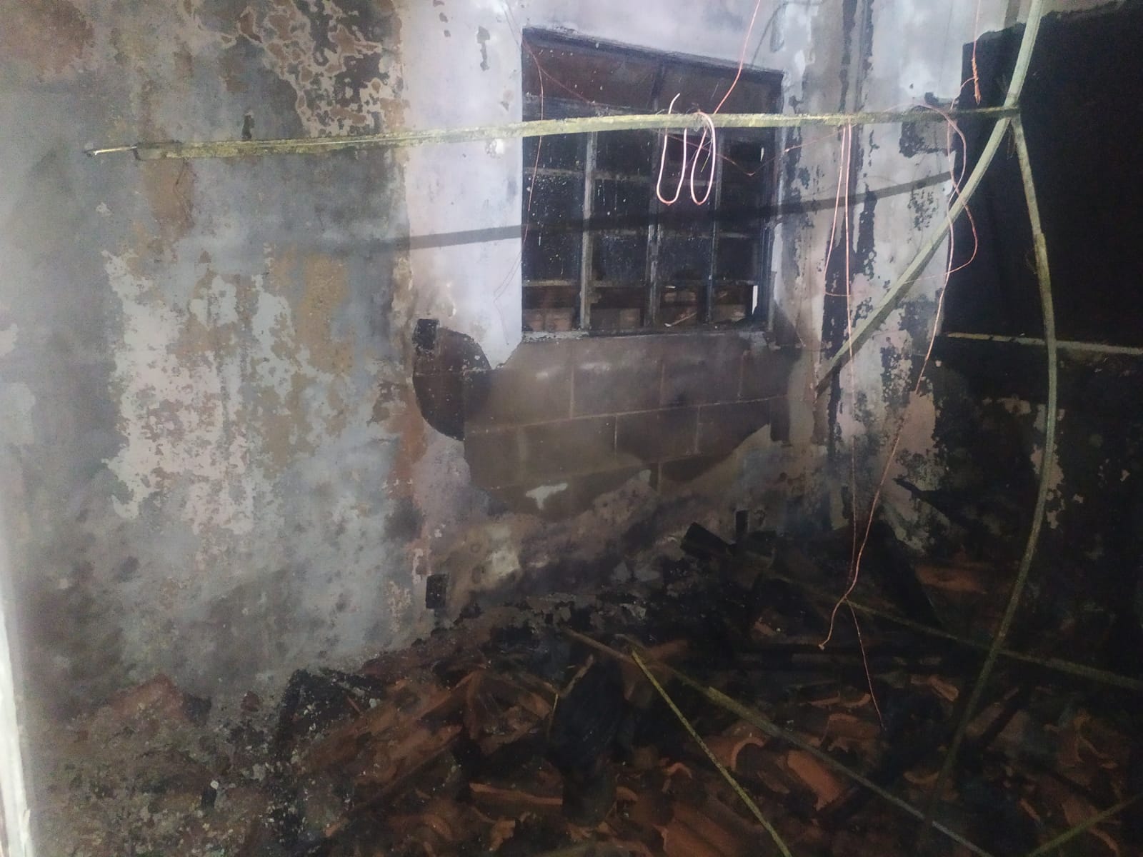 Incêndio atinge residência no bairro Nadir Kenan