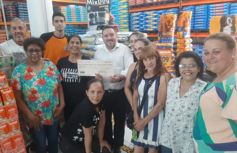 Cuidadores de animais recebem sacos de rações revertidos após doação de vereador