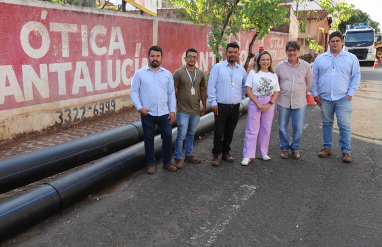 Prefeita Paula Lemos visita obra de substituição de adutora de água na Rua 18