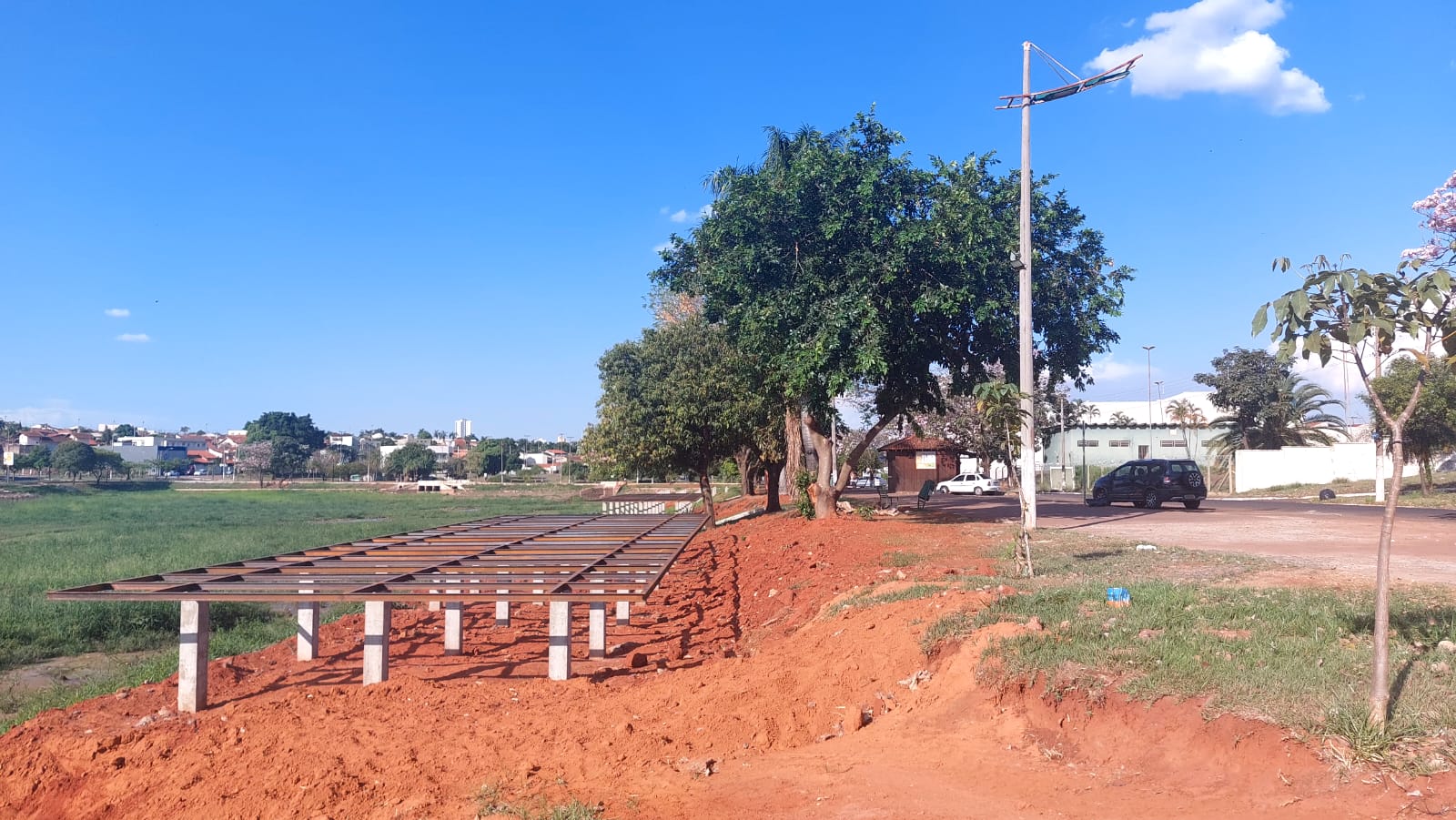 Estruturas metálicas para a implantação de decks no Parque dos Lagos começam a ser instaladas