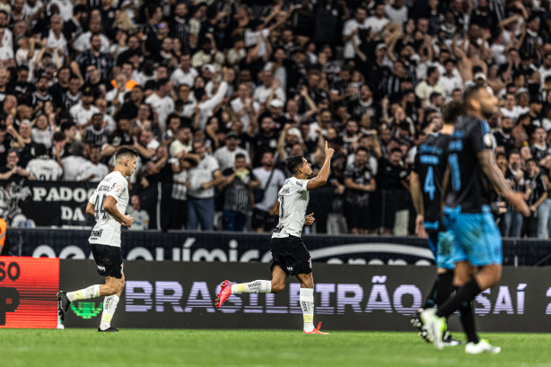 Santos ganha de virada e Corinthians empata com o Grêmio em jogo de oito gols