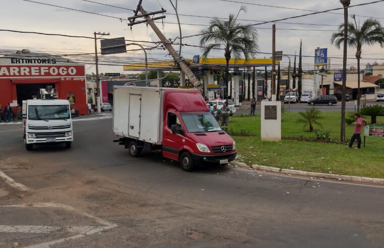 Caminhão colide contra poste em rotatória