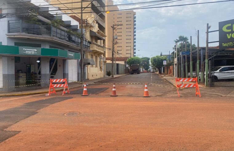 Obra do SAAE interdita trânsito na rua 18