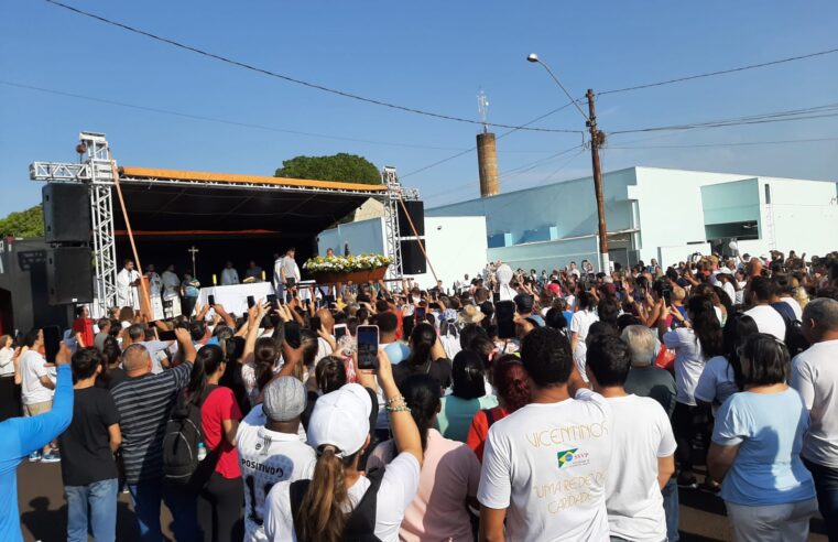 Fiéis católicos participam do 37° Caminhando com Maria