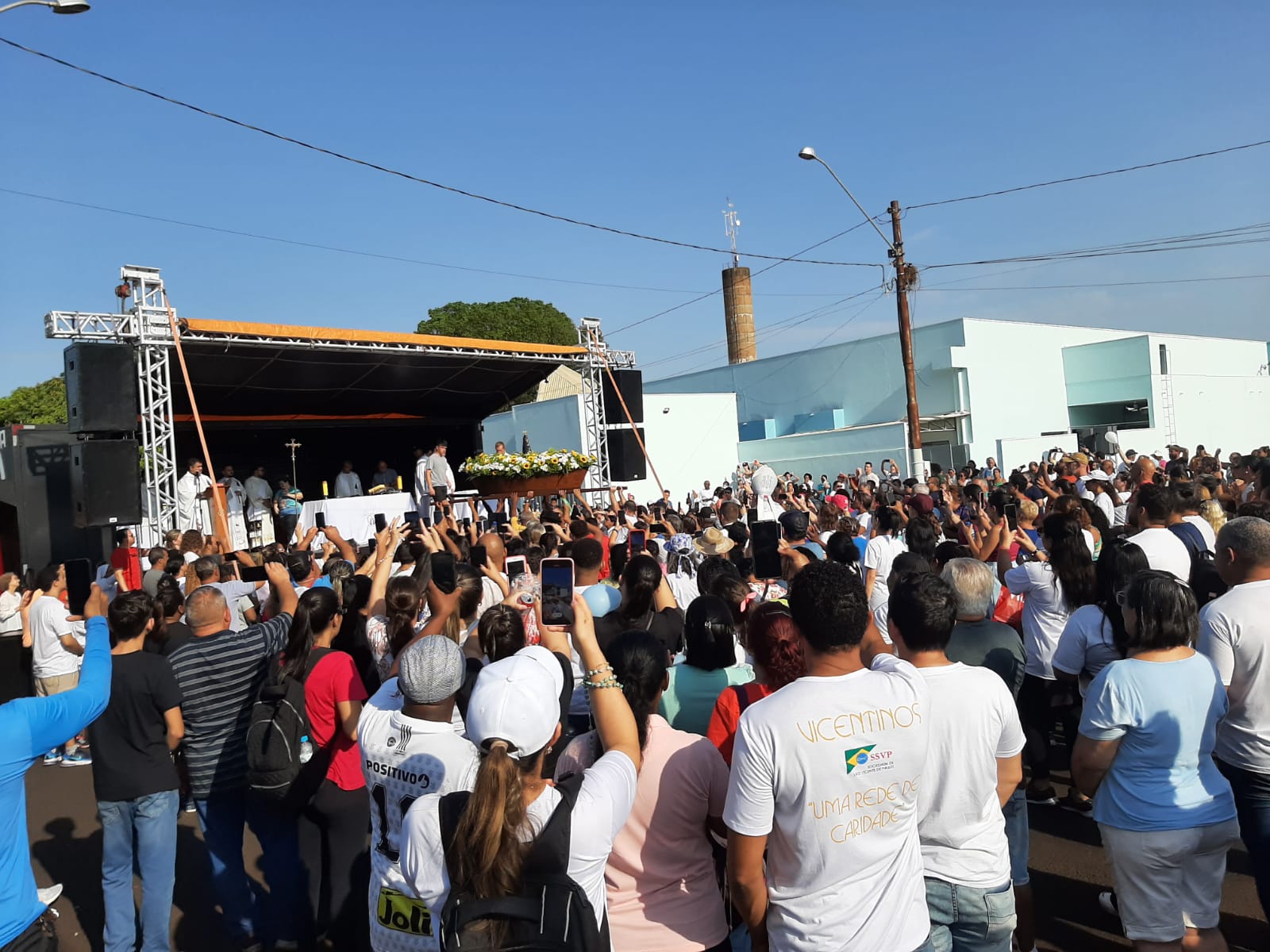 Fiéis católicos participam do 37° Caminhando com Maria