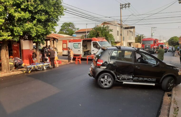 Carro tomba após colisão em cruzamento com semáforo na rua 4