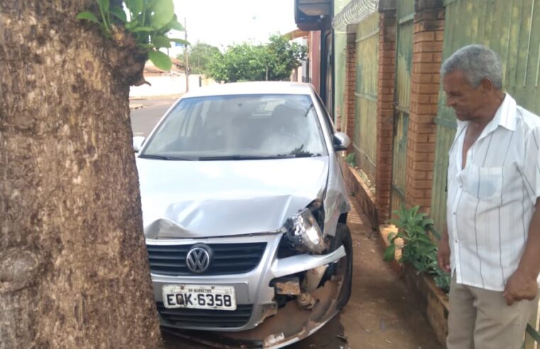 Carro descontrolado colide contra muro de residência e para sobre  calçada