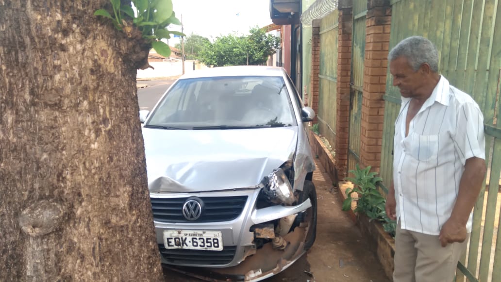 Carro descontrolado colide contra muro de residência e para sobre  calçada