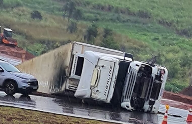 Caminhão tomba em trevo da SP-425 em Olímpia