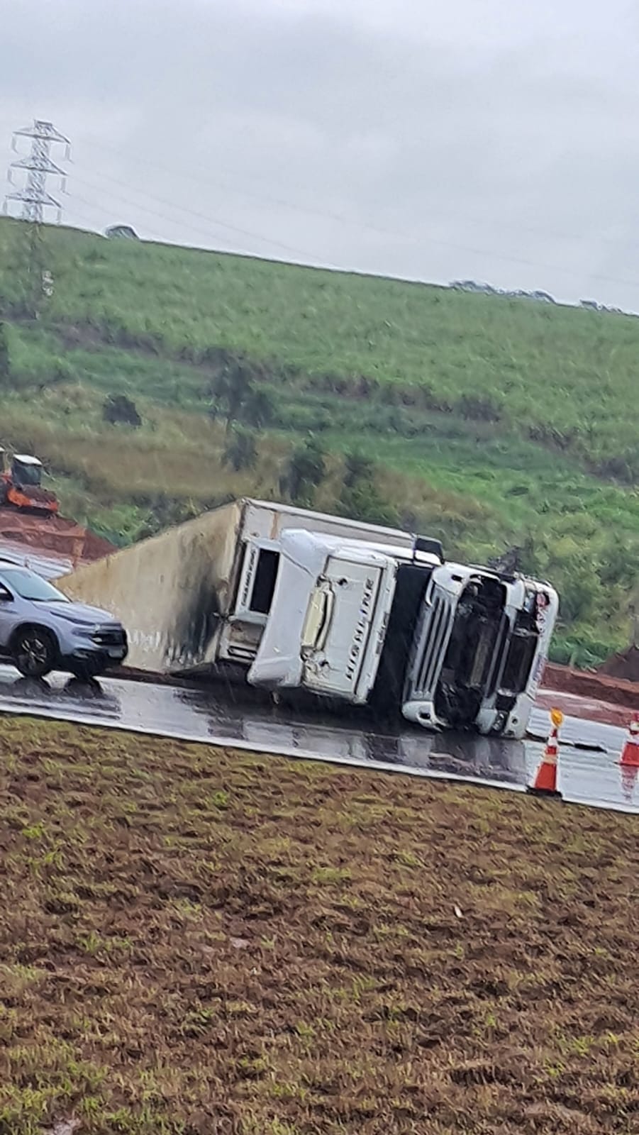 Caminhão tomba em trevo da SP-425 em Olímpia