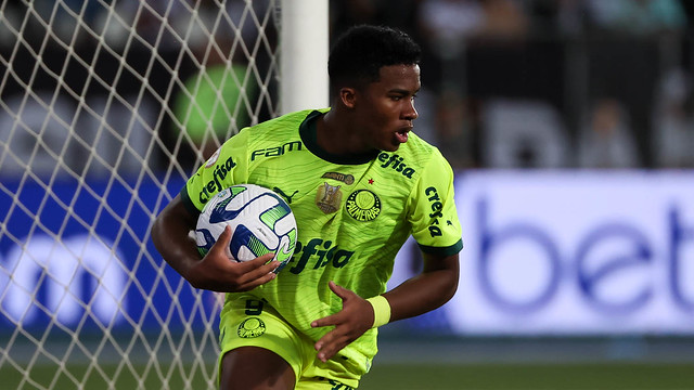 Palmeiras vira sobre o Botafogo no Rio e diminui vantagem