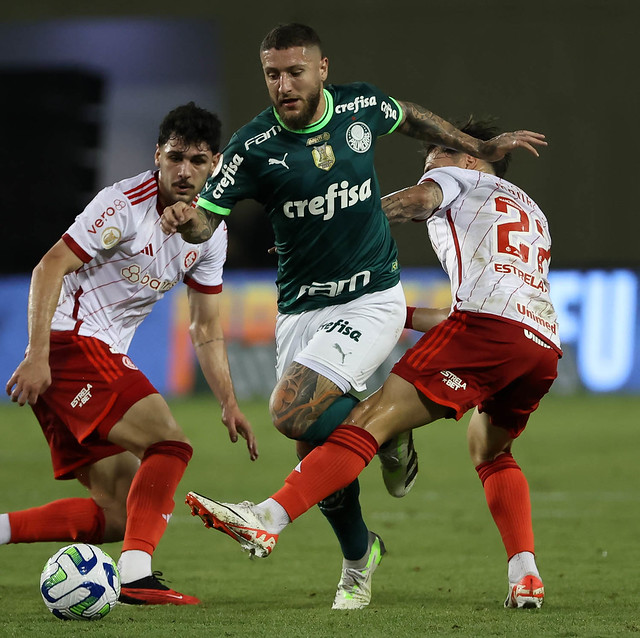 Palmeiras vence o Internacional e se isola na liderança do Brasileirão