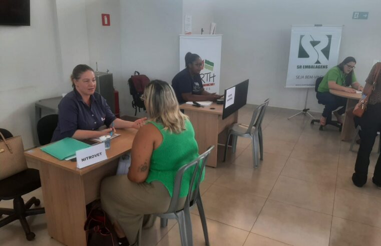 Trabalhadores apresentam currículo no Feirão de Emprego