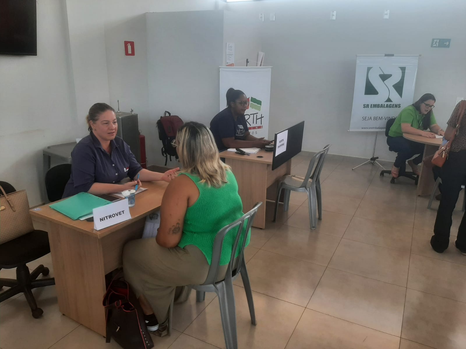 Trabalhadores apresentam currículo no Feirão de Emprego