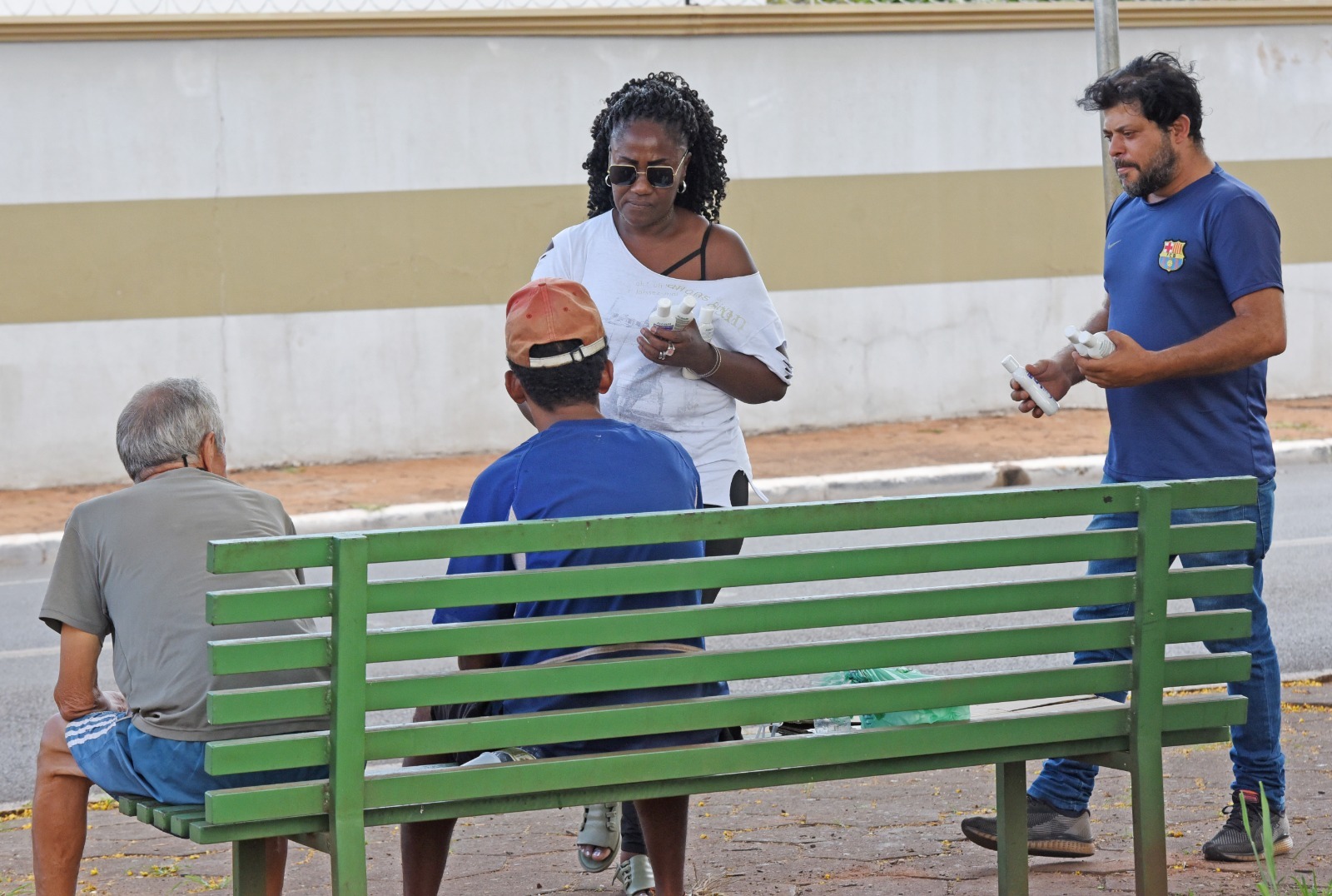 Onda de calor: Prefeitura distribui água e protetor solar para pessoas em situação de rua