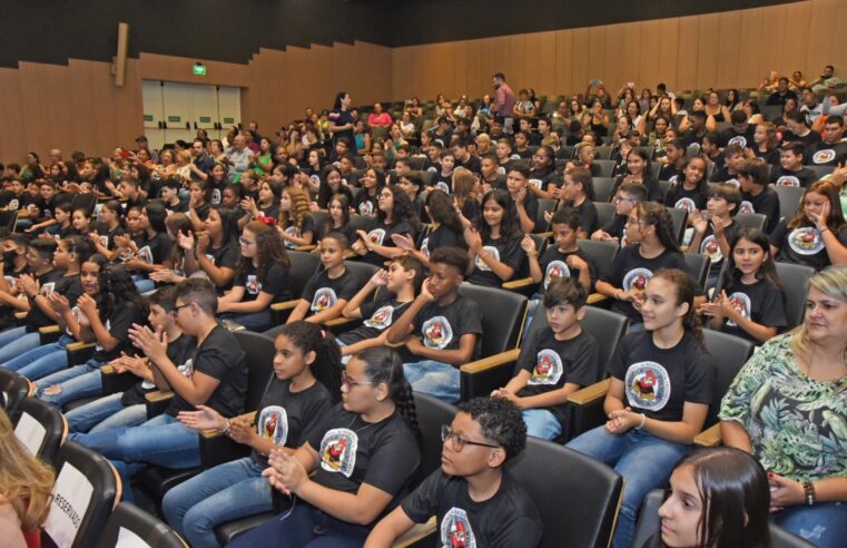 Alunos de quatro Escolas Municipais e da Apae recebem certificados do Proerd