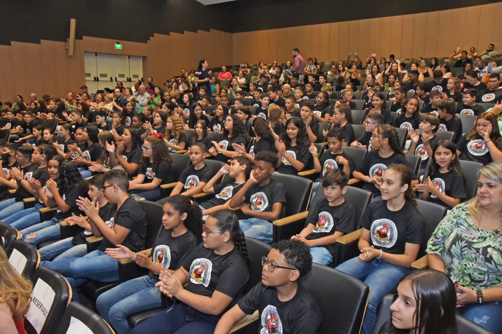 Alunos de quatro Escolas Municipais e da Apae recebem certificados do Proerd