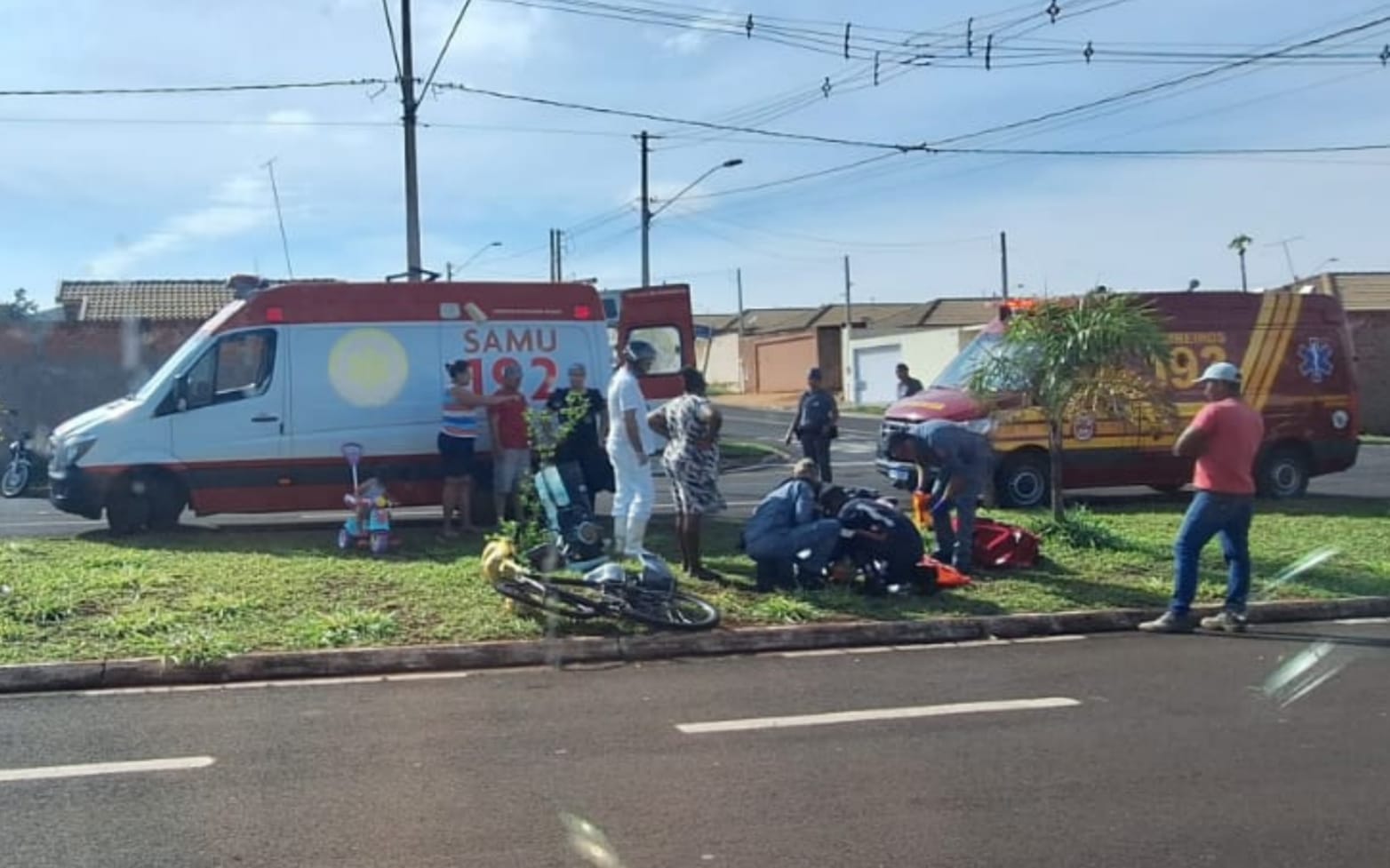 Ocupantes de bicicleta ficam feridos em acidente no Vida Nova