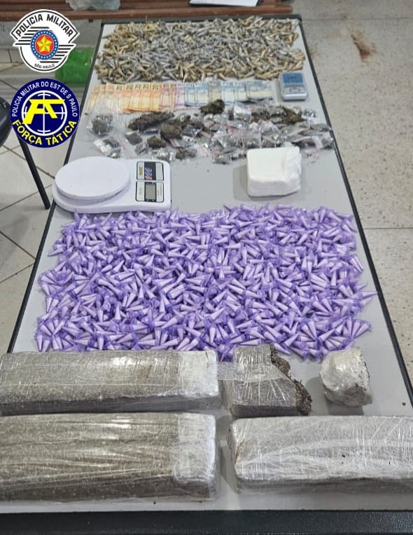 PM detêm dois acusados com quase 5 kg de drogas