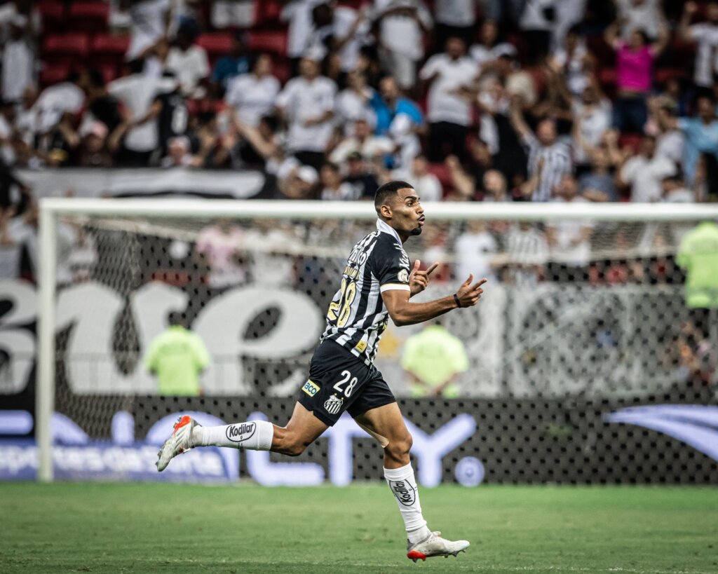 Santos vence o Flamengo de virada e abre cinco pontos do Z4