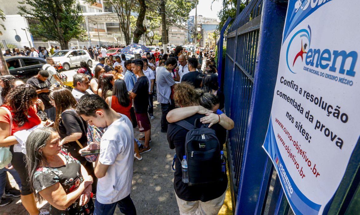 Milhões de candidatos fazem a segunda prova do Enem neste domingo