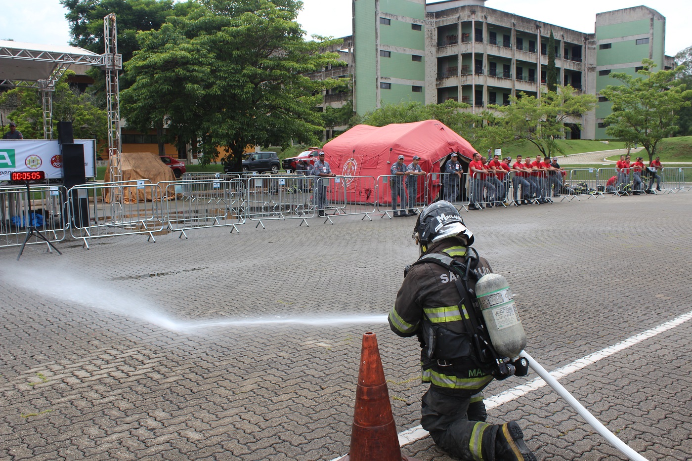 Tragédia controlada: Bombeiros fazem megasimulado de desastres naturais em São Paulo