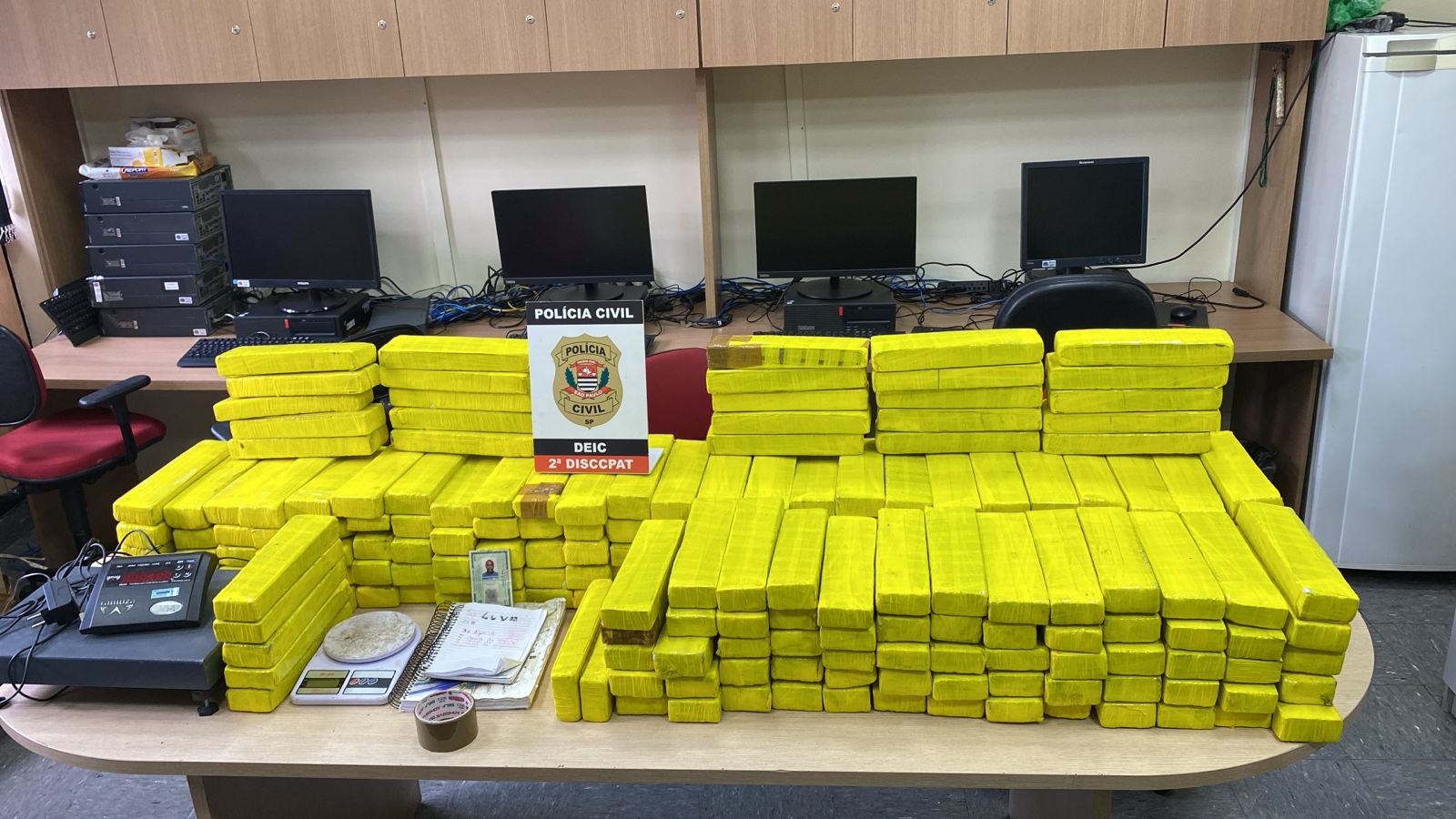 DEIC prende homem com 222 tijolos de maconha escondidos em garagem de prédio na zona sul