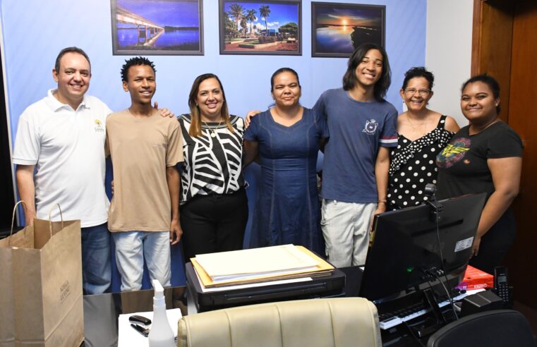 Prefeito recebe alunos contemplados com bolsas acadêmicas, notebook e tablet