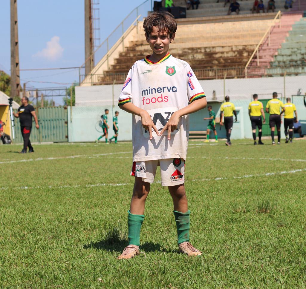 Volante Pedro presta homenagem ao avô Miltão em jogo no Fortaleza