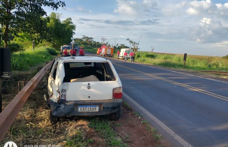 Carro colide contra defensa metalica