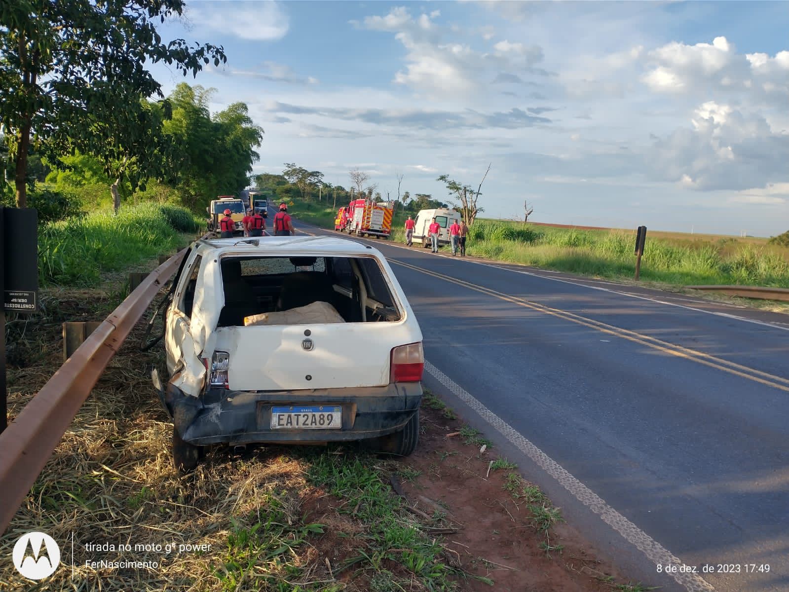 Carro colide contra defensa metalica