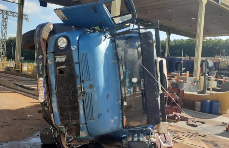 Caminhão descontrolado colide em pedágio