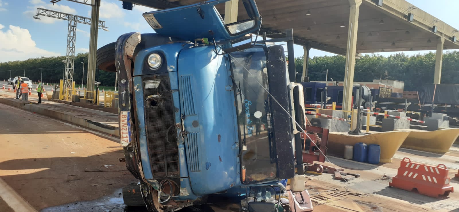 Caminhão descontrolado colide em pedágio