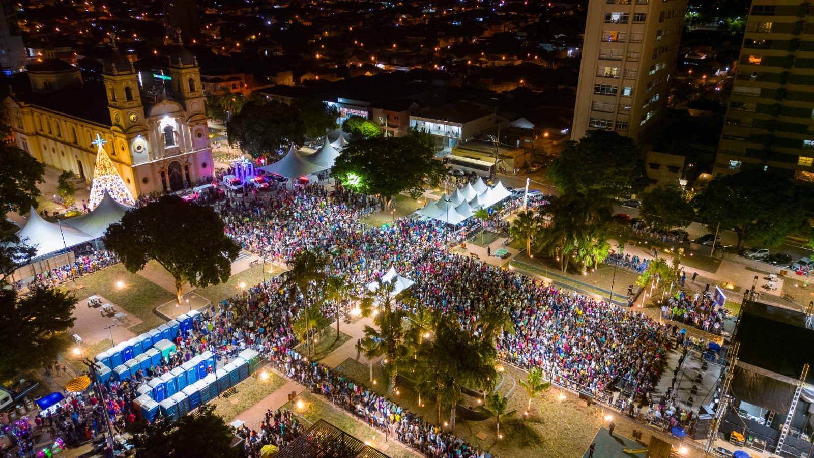 Entrega da obra da revitalização da Praça Francisco Barreto reúne 13 mil pessoas